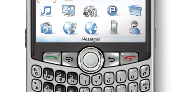 Research in Motions (RIM) BlackBerry Curve er en svært populær smarttelefon for tiden. I USA selger den mer enn noen annen modell - til og med Apples iPhone 3G. (Foto: BlackBerry)